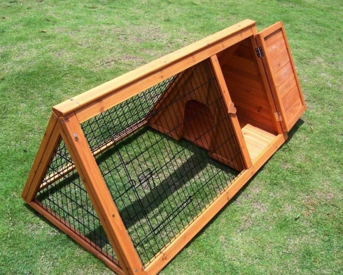 Wooden Rabbit Hutch Triangular – Comfortable Living